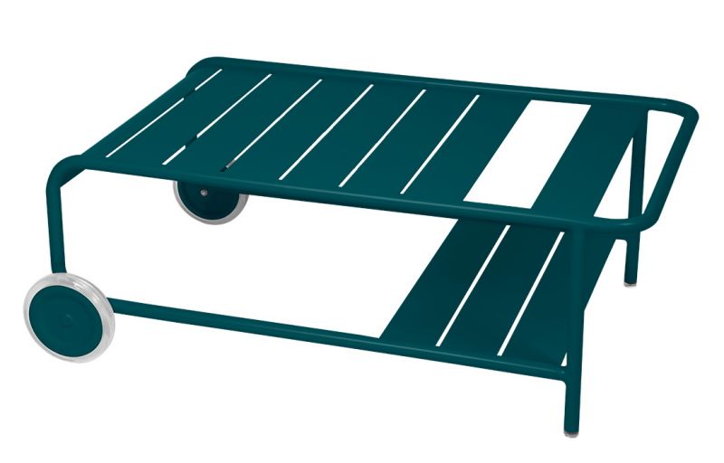 Türkisblauer Luxembourg Outdoor Tisch von Fermob mit Rollen, ideal für Garten und Terrasse.